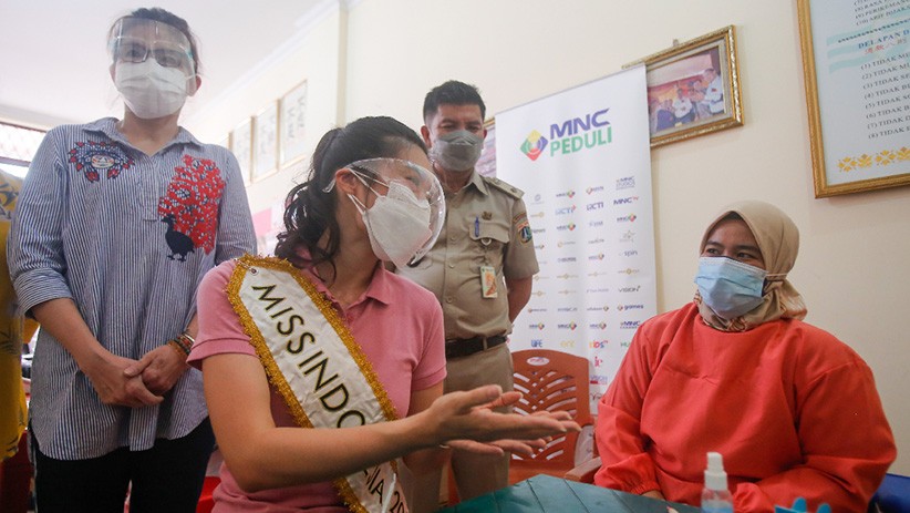 Momen Miss Indonesia 2020 Pricilia Carla Yules Kunjungi Sentra Vaksinasi MNC Peduli - Bagian 2