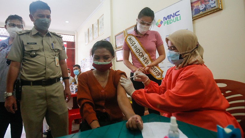 Momen Miss Indonesia 2020 Pricilia Carla Yules Kunjungi Sentra Vaksinasi MNC Peduli - Bagian 1