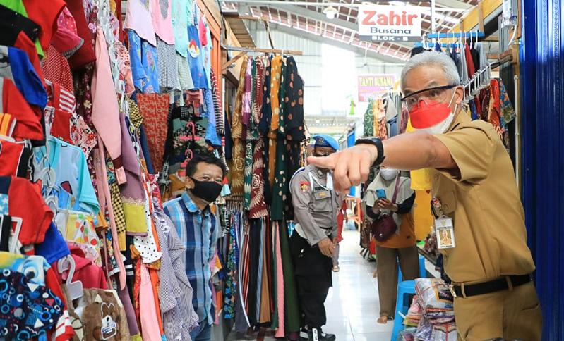 Kunjungi Pasar di Kendal, Ganjar: Kalau Pedagang Maskernya Melorot, Diingatkan