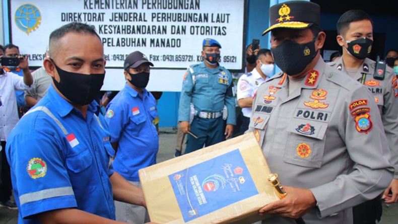 Kapolda Sulut Bagikan 300 Paket Sembako kepada Buruh Pelabuhan Manado Terdampak PPKM