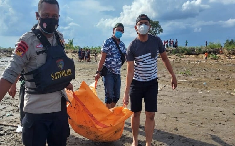 Mayat Bercelana Coklat Mengambang di Sungai Musi, Petugas Langsung Evakuasi ke RS Bhayangkara 