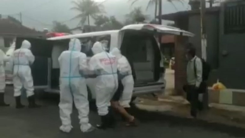 Satu Keluarga Positif Covid-19 Dievakuasi Tim Proklamasi Garut