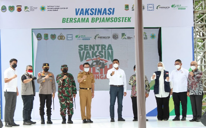 Ridwan Kamil Luncurkan Sentra Vaksinasi Silih Tulungan di Karawang