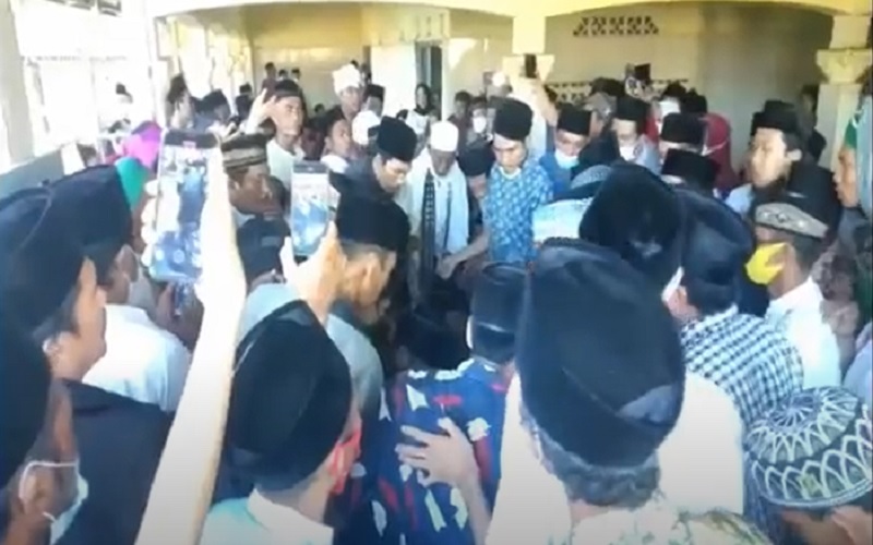 title Jenazah yang Hilang saat Dimakamkan Ternyata Ulama Tarekat Naqsabandiyah Jenazah yang Hilang saat Dimakamkan Ternyata Ulama Tarekat Naqsabandiyah