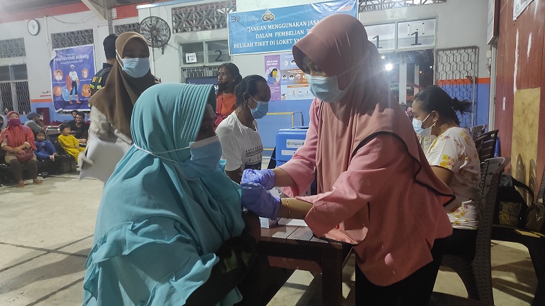 title Satgas Covid-19 Vaksinasi 14 Penumpang yang Tertahan di Pelabuhan Tanjung Api-Api Satgas Covid-19 Vaksinasi 14 Penumpang yang Tertahan di Pelabuhan Tanjung Api-Api