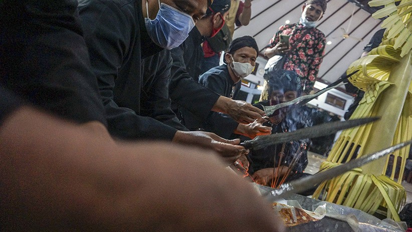 Malam Satu Suro, Para ASN Jalani Ritual Mencuci Keris - Bagian 1