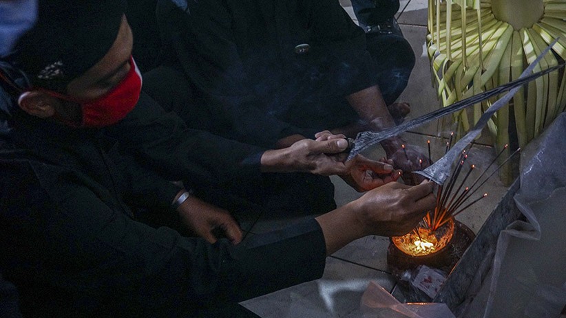 Malam Satu Suro, Para ASN Jalani Ritual Mencuci Keris - Bagian 3