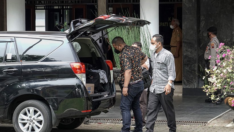 KPK Geledah Rumah Dinas hingga Kantor Bupati Banjarnegara - Bagian 1