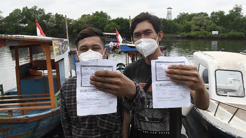 1.500 Warga Pesisir Kabupaten Bekasi Ikuti Serbuan Vaksinasi Maritim TNI AL - Bagian 2