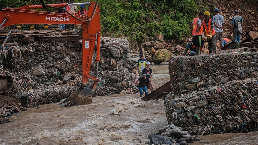 Jembatan Putus, Warga Nekat Lewati Derasnya Sungai Ciberang Lebak - Bagian 1