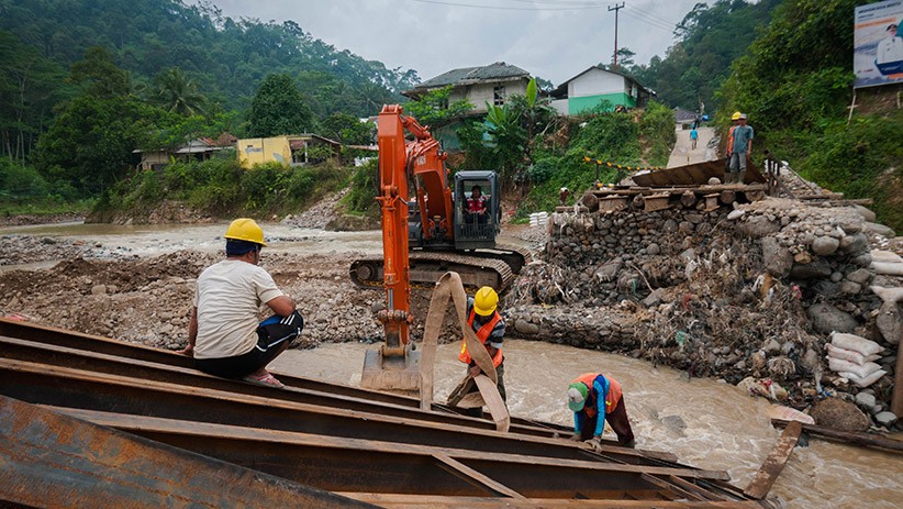 Jembatan Putus, Warga Nekat Lewati Derasnya Sungai Ciberang Lebak - Bagian 3