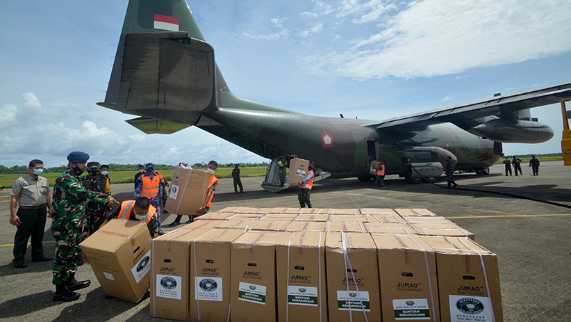 TNI Kerahkan Hercules C-130 Kirim 50 Konsentrator Oksigen ke Sumatera Barat - Bagian 1