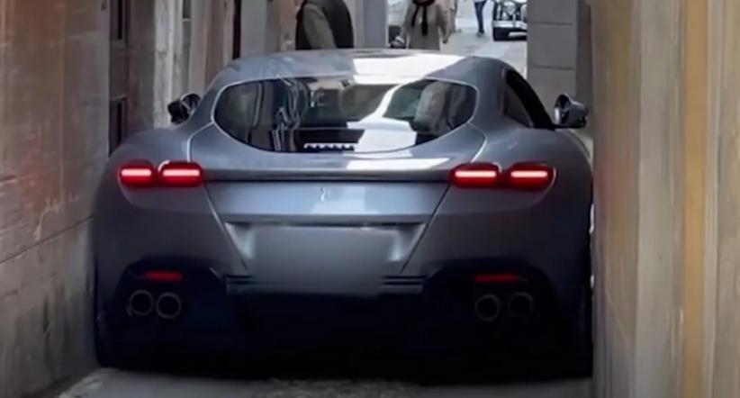 Viral Mobil Ferrari Terjebak di Gang Sempit, Bikin Ngilu Bagaimana Kalau Kegores