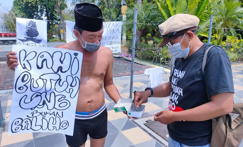 Protes Baliho Tokoh Parpol di Tengah Pandemi, Pemilik Warung Ini Gelar Aksi Telanjang Dada   