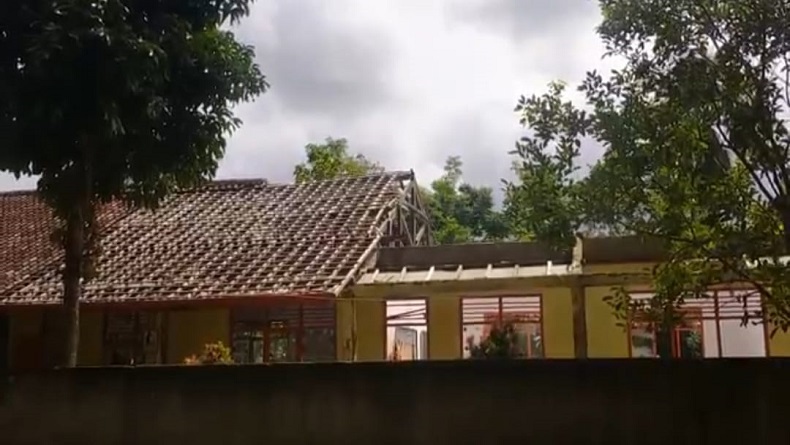 Lama Tak Terpakai, Atap 2 Ruang Kelas SDN Salatri di Cianjur Ambruk
