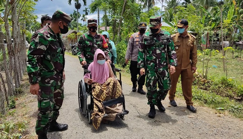 Danrem Baskoro Beri Bantuan Kursi Roda untuk Nenek Aisyah