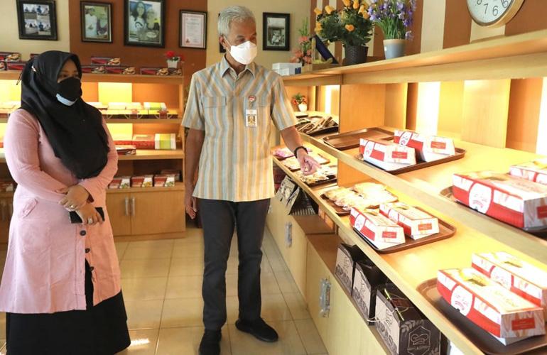 Terkejut Didatangi Ganjar, Penjual Roti: Bapak kok Bisa Sampai ke Sini