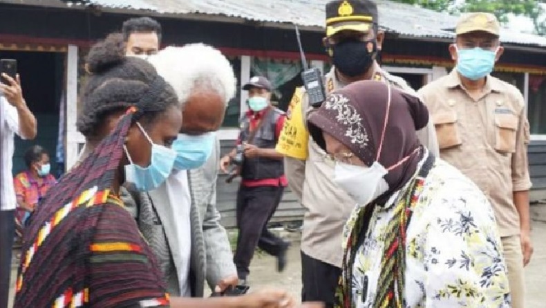title Ini Alasan Bupati Mathius Protes ke Mensos Risma Bantu Korban Bencana di Jayapura Ini Alasan Bupati Mathius Protes ke Mensos Risma Bantu Korban Bencana di Jayapura