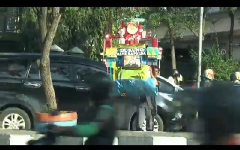 Viral Aksi Pengasong Bawa Foto dan Tulisan Save Kapolda Sumsel