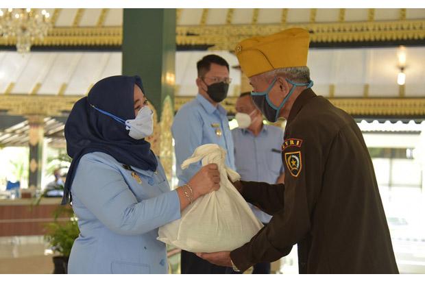  Jelang HUT RI, Veteran di Sleman Terima Bantuan Sembako