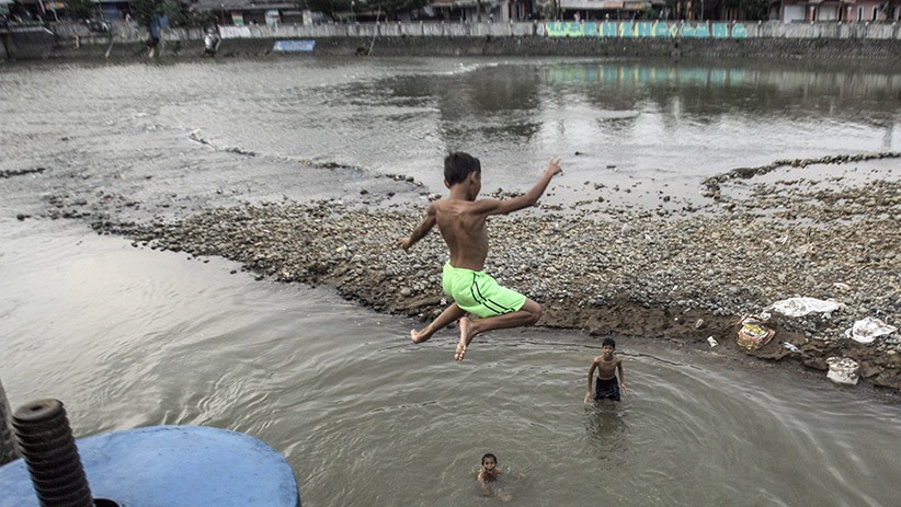 Potret Anak-Anak Nekat Bermain di Bendung Katulampa - Bagian 1
