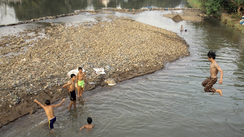 Potret Anak-Anak Nekat Bermain di Bendung Katulampa - Bagian 3