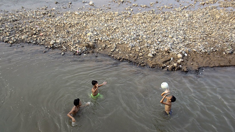 Potret Anak-Anak Nekat Bermain di Bendung Katulampa - Bagian 2