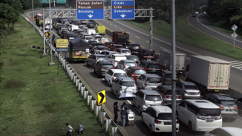 Penampakan Macet Panjang Menuju Jalan Raya Puncak Bogor - Bagian 2