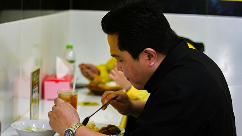Menteri BUMN Erick Thohir Makan Siang di Warteg - Bagian 4