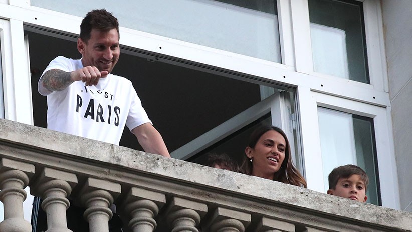 Momen Lionel Messi dan Keluarga Menyapa Suporter PSG - Bagian 2