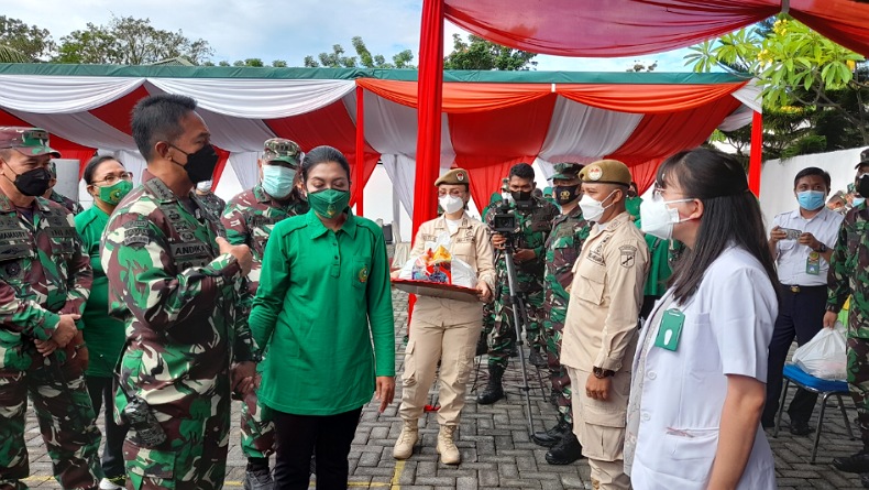 Kunjungi Rumah Sakit Wolter Monginsidi Manado, Kasad Andika Serahkan Bantuan untuk Nakes
