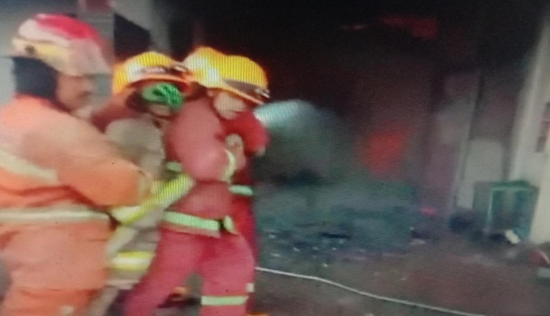 Rumah Mewah di Cigondewah Bandung Terbakar Hebat, Satu Orang Tewas Terpanggang