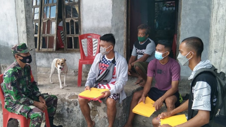 Cegah Penyebaran Covid-19, Kodim Sangihe Sosialisasi Prokes dari Rumah ke Rumah