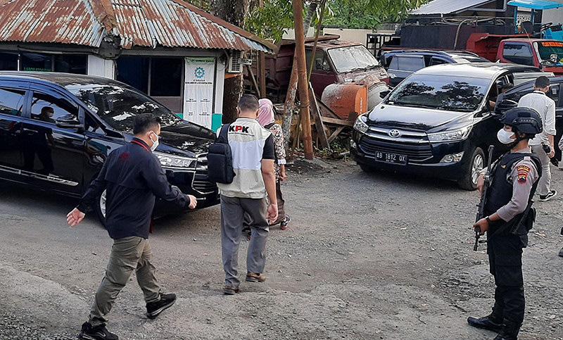 title 7 Jam Geledah Kantor PT SW di Purbalingga, KPK Bawa Dua Koper 7 Jam Geledah Kantor PT SW di Purbalingga, KPK Bawa Dua Koper