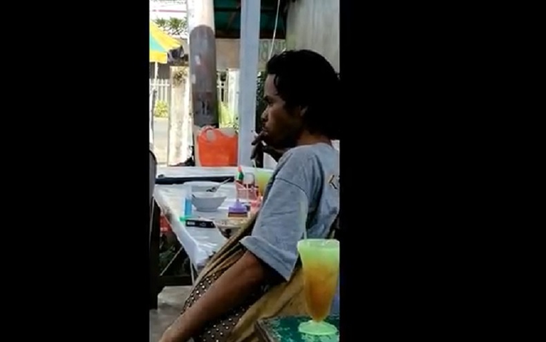 title Bikin Heboh, ODGJ Bawa Pisau Bubarkan Warga Pontianak yang Sedang Makan Bubur Bikin Heboh, ODGJ Bawa Pisau Bubarkan Warga Pontianak yang Sedang Makan Bubur