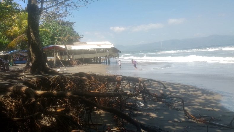 Diterjang Gelombang Laut, Pos Pantau Balawista dan Warung di Palabuhanratu Rusak