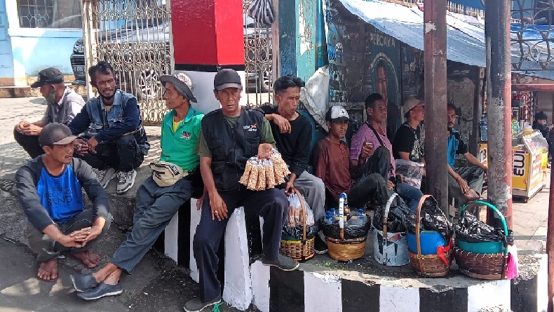 Pedagang Asongan di Cibadak Sukabumi Menjerit, Kerap Pulang dengan Tangan Hampa