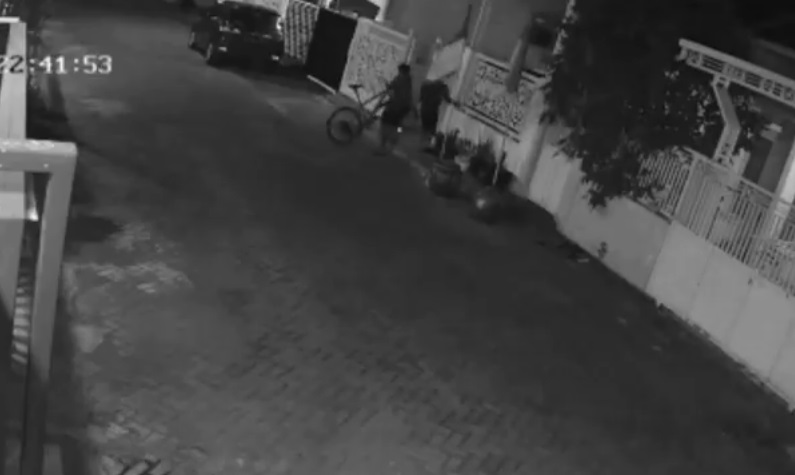 Komplotan Pencuri Bermobil Terekam CCTV Gondol Sepeda Milik Warga Sidoarjo 