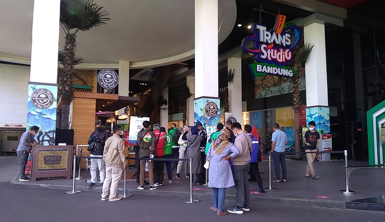 Hari Pertama Buka, Pusat Perbelanjaan di Bandung Diserbu Warga 
