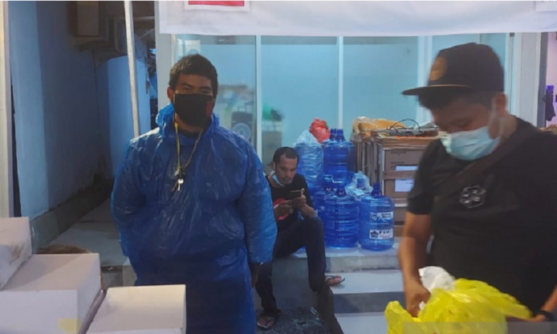 Berkendara 70 Km, Pemilik Warung Makan Ini Tiap Hari Bagikan Makanan ke Pasien Isoman