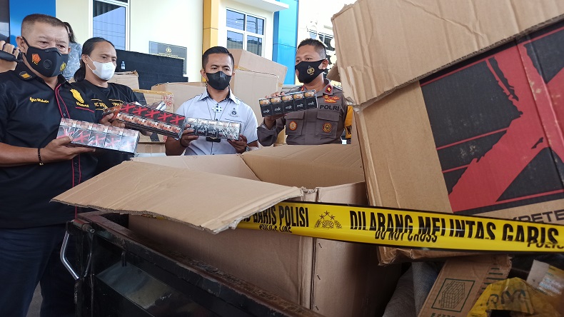 Gudang Rokok Ilegal Digerebek, Pelaku Perempuan Diburu