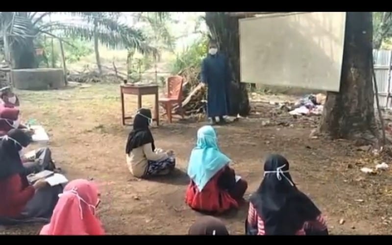 Kisah Santri Belajar di Bawah Pohon Sawit lantaran Terbatas Ruang Belajar