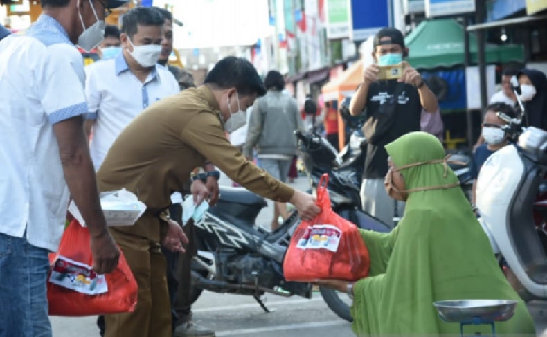 Sambas Keluar dari Zona Merah, Bupati Satono: Masyarakat di Pasar Terapkan Prokes