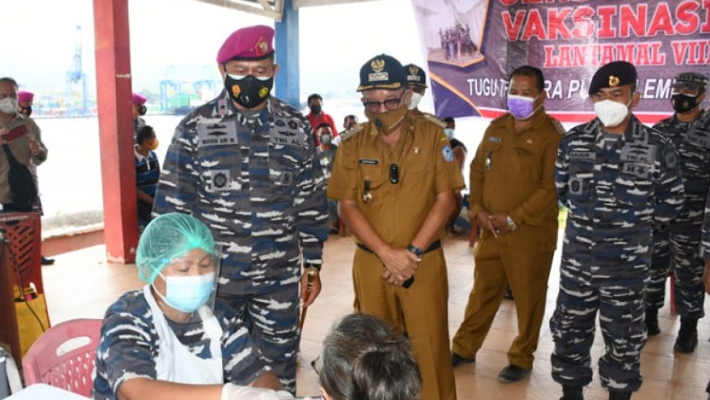 TNI AL Lakukan Vaksinasi Masyarakat Maritim di Monumen Trikora Bitung