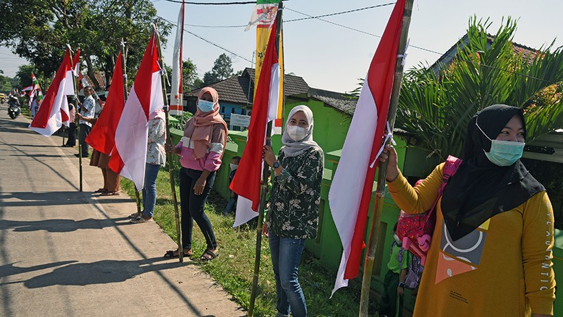 Veteran dan Pemuda Kibarkan 1.000 Bendera Merah Putih Sambut HUT ke-76 RI - Bagian 3