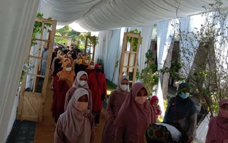 Acara Pernikahan Ini Dibubarkan Polisi Gegara Tamu Makan Nasi Kotak di Lokasi Hajatan