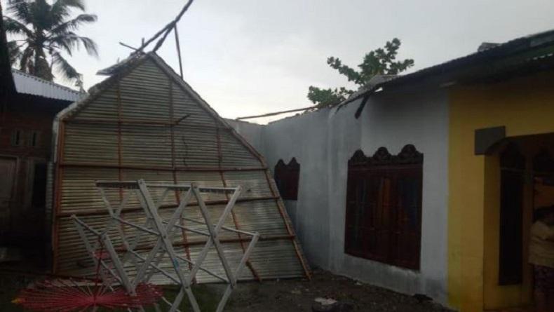 Langkat Diterjang Hujan Deras dan Angin Kencang, 14 Rumah Rusak Berat
