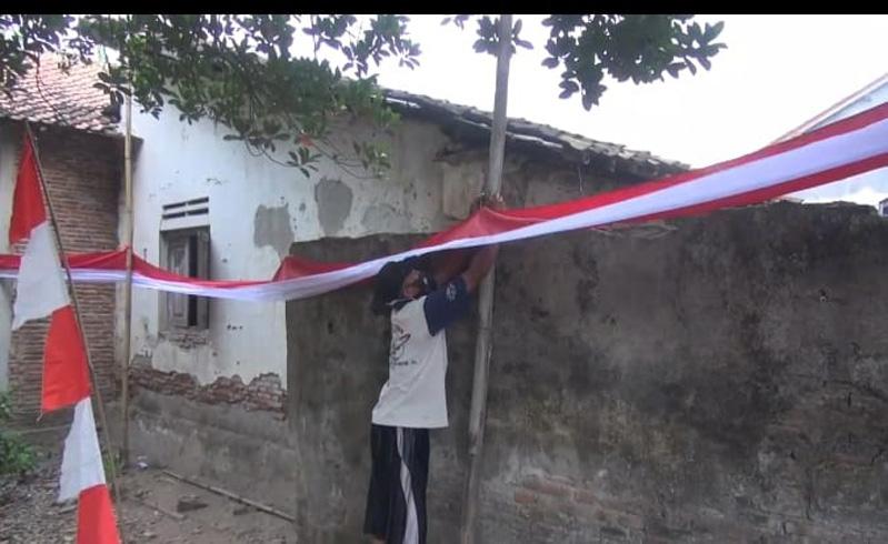 title Peringati HUT RI, Warga Satu RT di Tegal Bentangkan Bendera Merah Putih Sepanjang 655 Meter Peringati HUT RI, Warga Satu RT di Tegal Bentangkan Bendera Merah Putih Sepanjang 655 Meter
