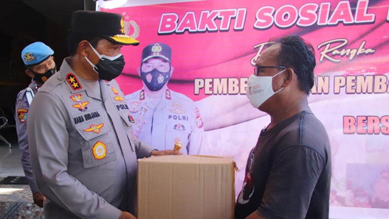 Kapolda Sulut Serahkan Bantuan untuk Warga di Pulau Bunaken dan Manado Tua