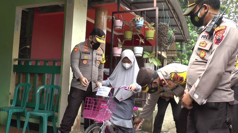 Anak Yatim Piatu akibat Covid-19 Ini Dapat Hadiah Sepeda dari Kapolres Kendal